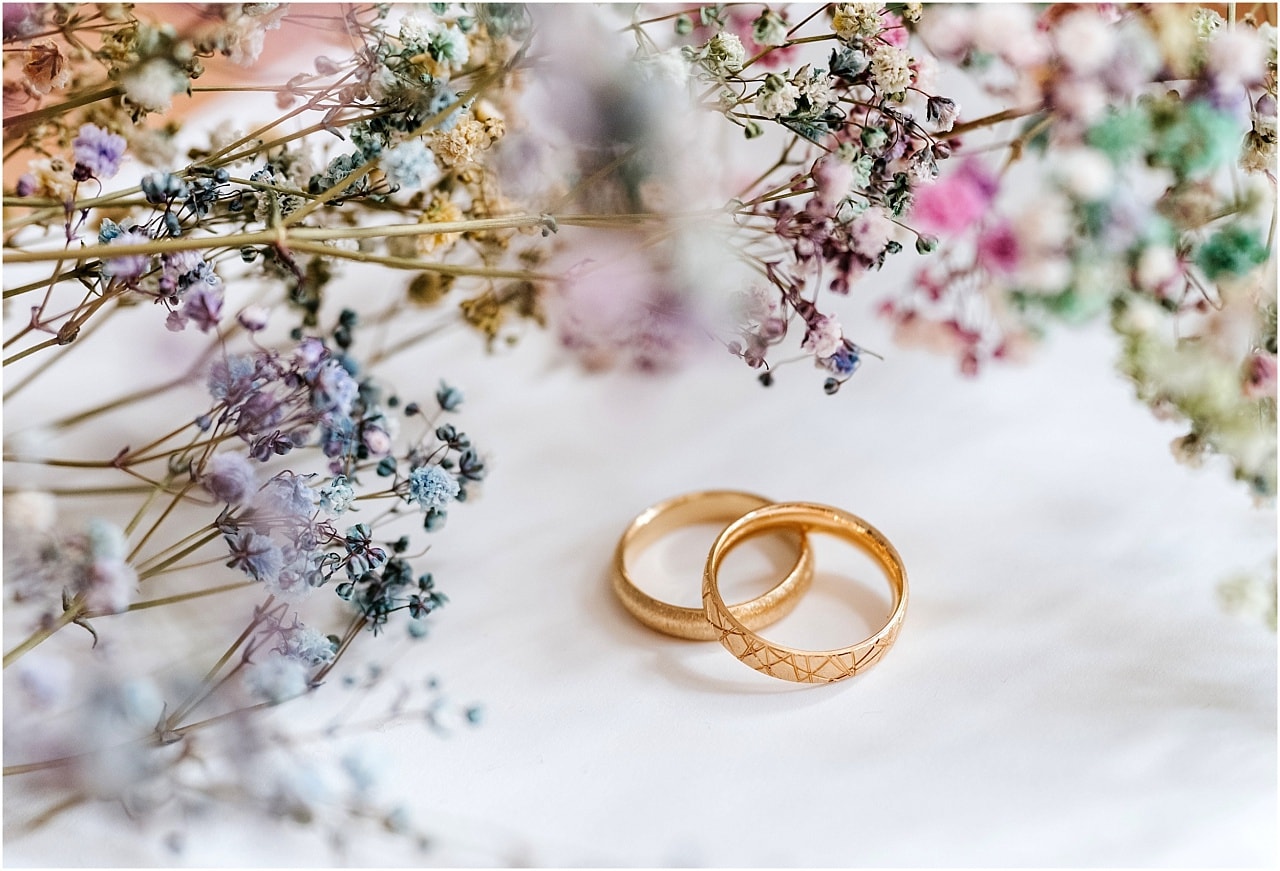 04-Regenbogenhochzeit-Köln-Bonn-Düsseldorf-LGBTQ-Eheringe-Gold-mit-Muster